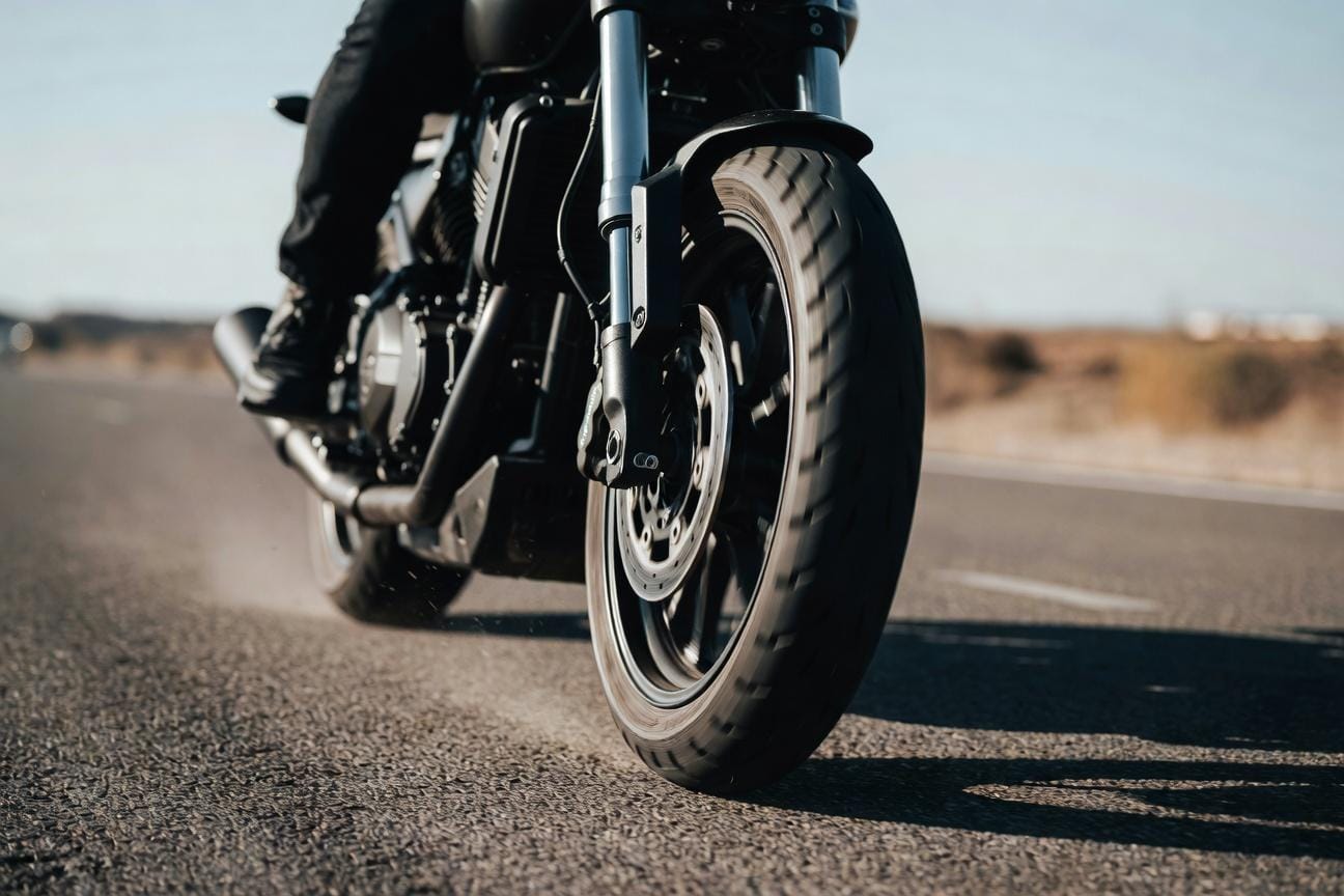 Amortyzator skrętu w motocyklu: kiedy pomaga, a kiedy maskuje problem