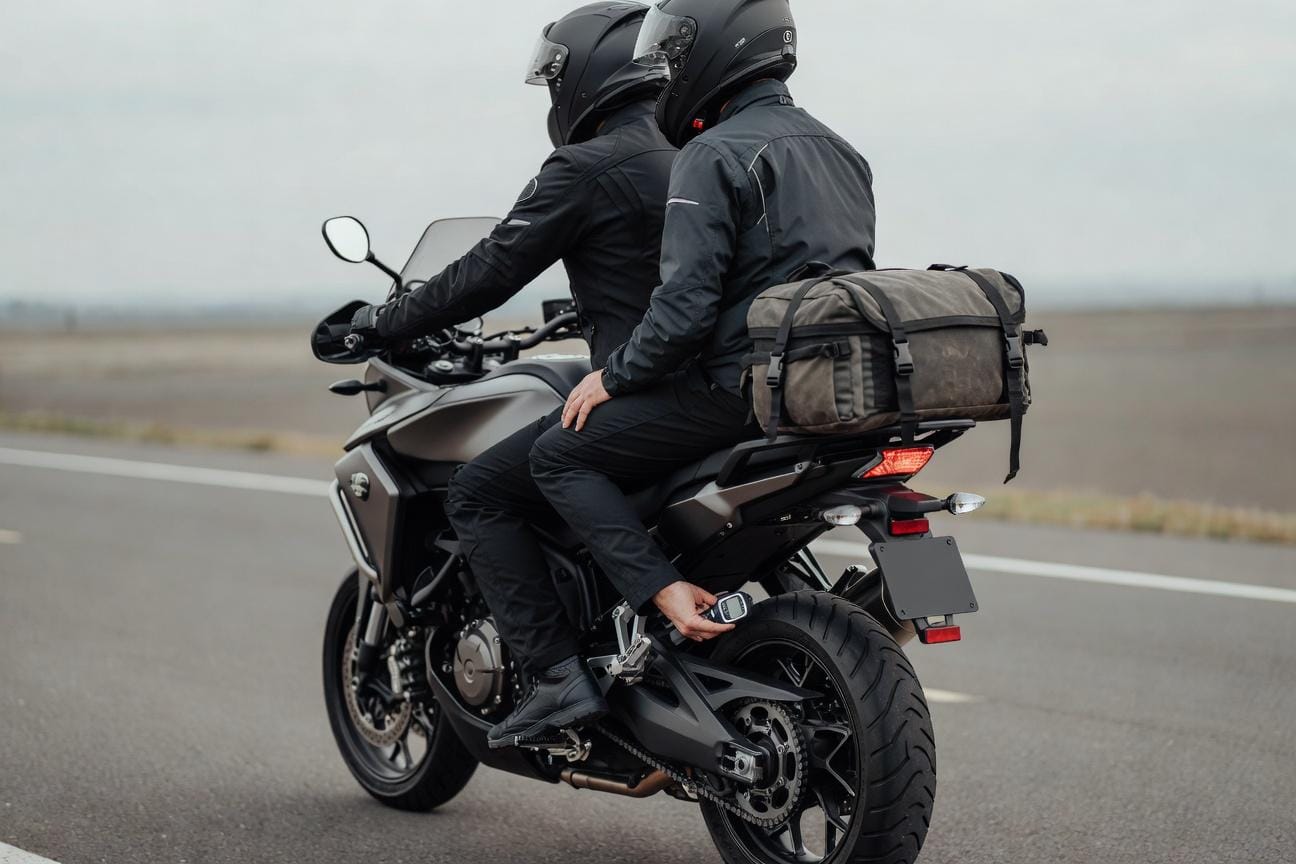 Ciśnienie w oponach motocyklowych: jak dobierać je do jazdy solo, z pasażerem i bagażem