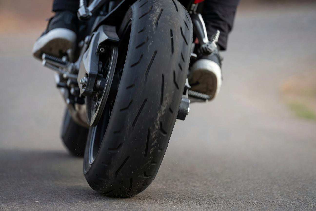 Czym są chicken strips na oponach motocyklowych