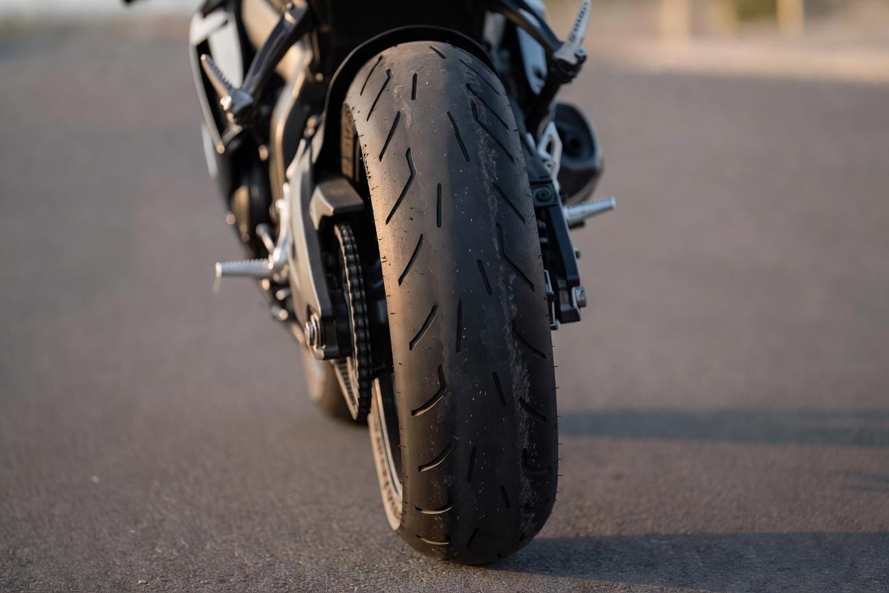 Czym są chicken strips na oponach motocyklowych