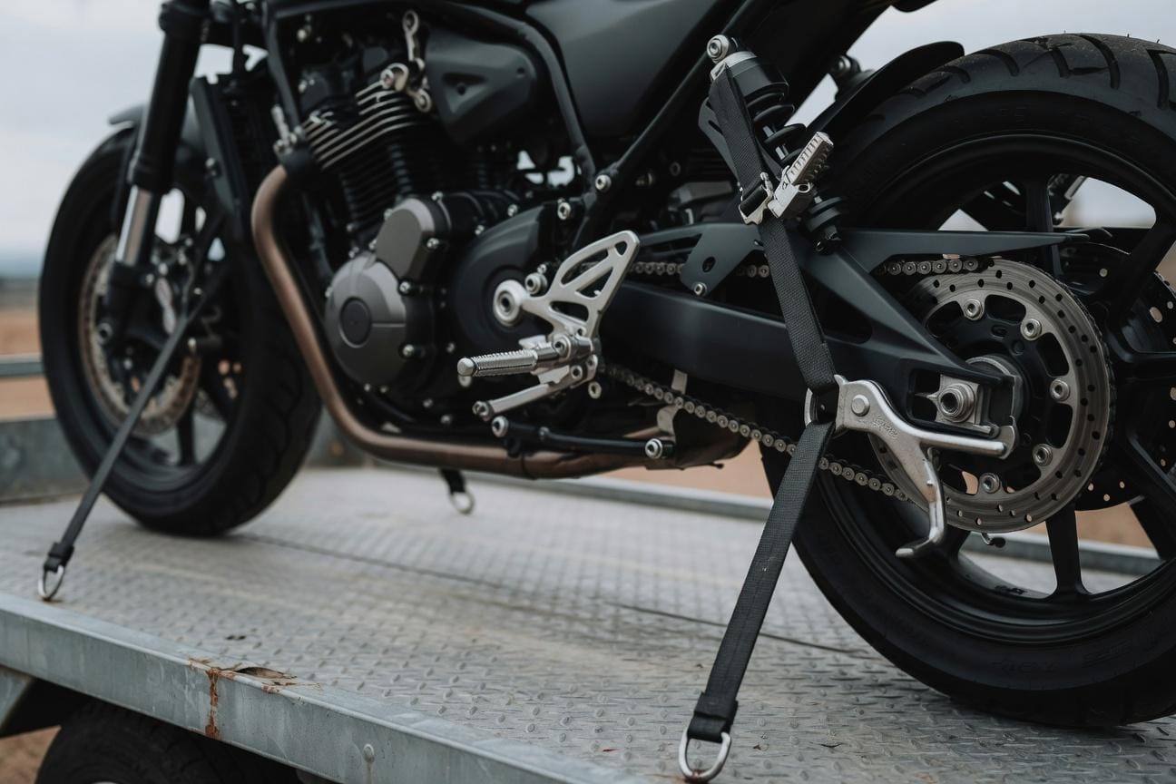 Jak bezpiecznie załadować motocykl na busa lub pick-upa