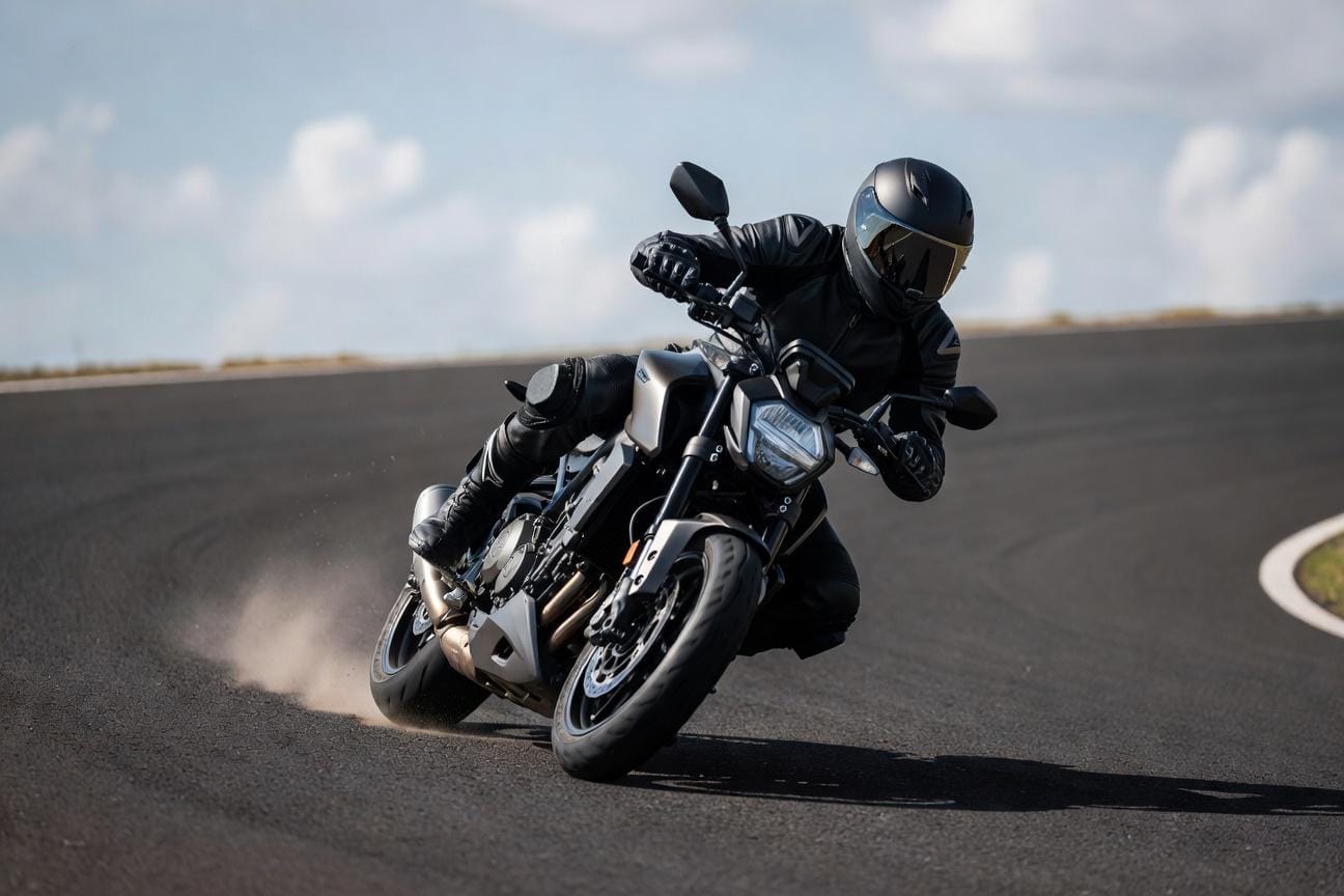 Jak ćwiczyć wolną jazdę motocyklem na placu i nie przewracać maszyny
