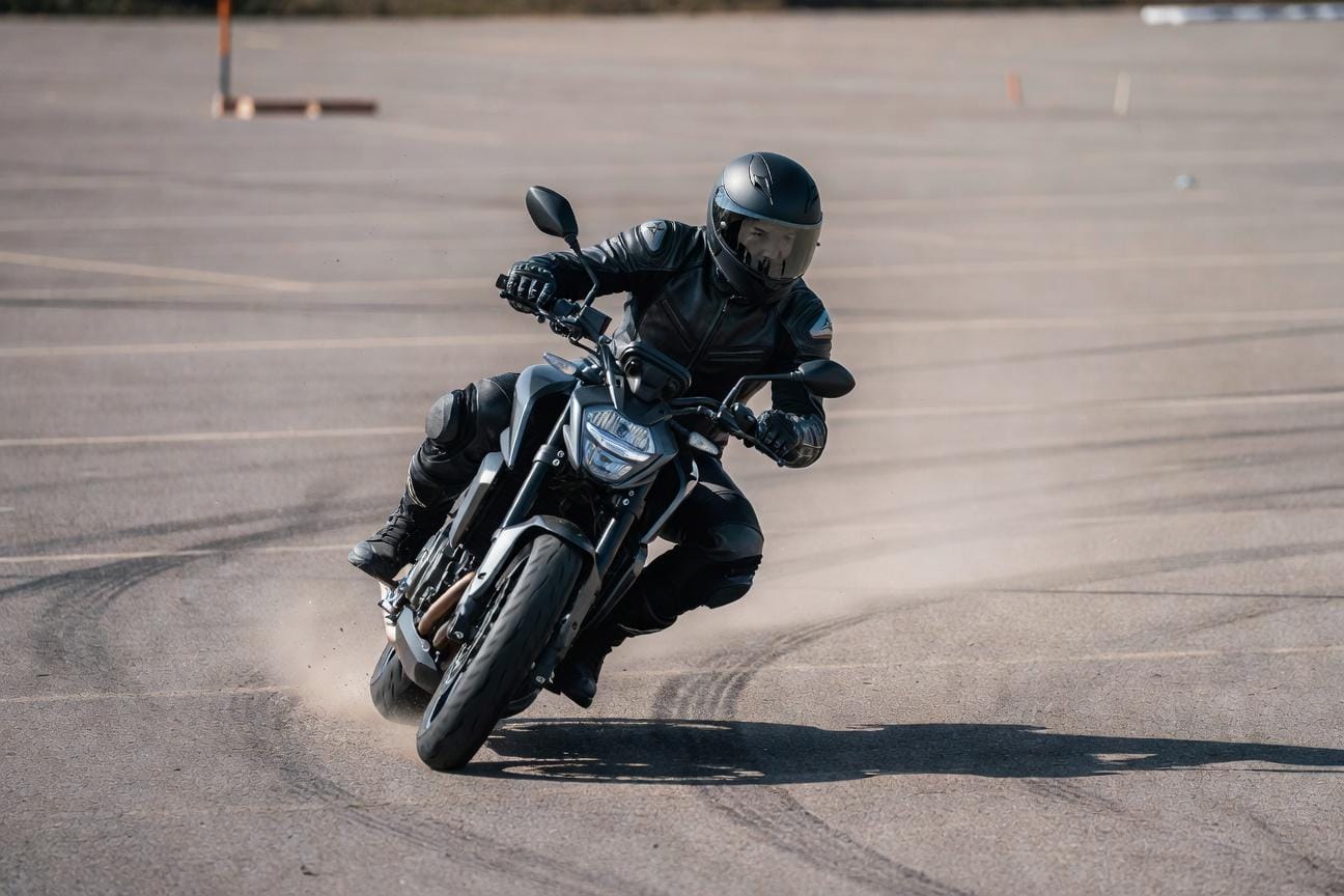 Jak ćwiczyć wolną jazdę motocyklem na placu i nie przewracać maszyny