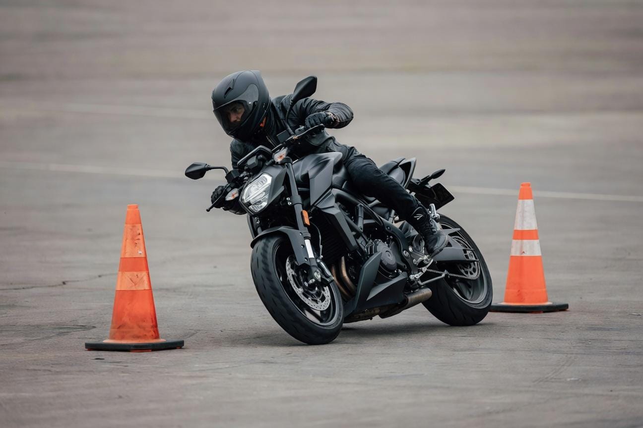 Jak ćwiczyć wolną jazdę motocyklem na placu i nie przewracać maszyny