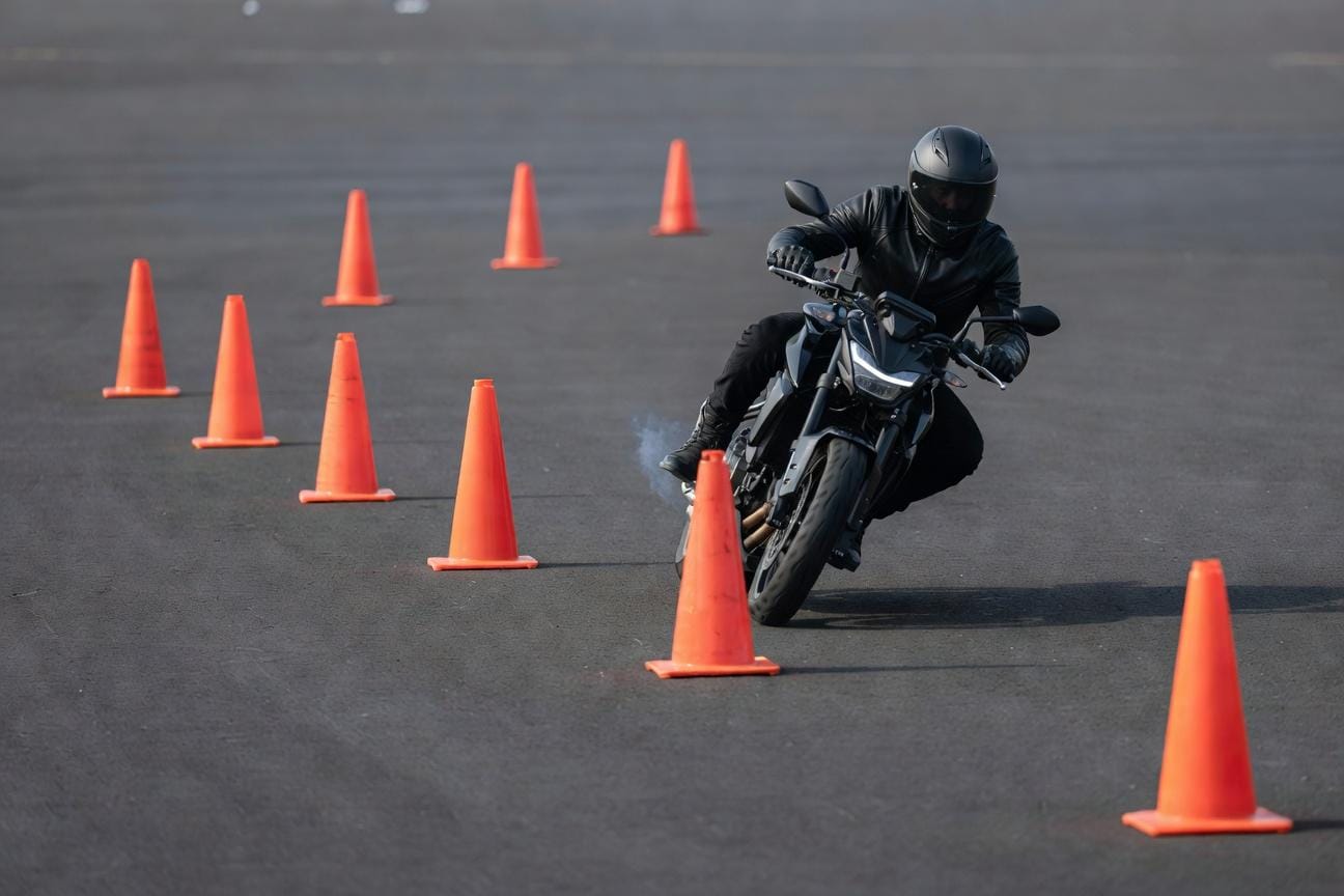 Jak ćwiczyć wolną jazdę motocyklem na placu i nie przewracać maszyny