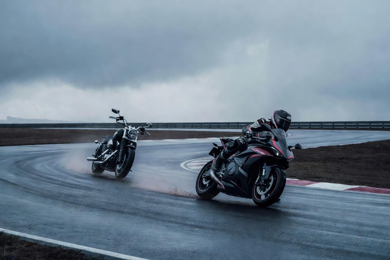 Jak reagować na uślizg przedniego lub tylnego koła w motocyklu