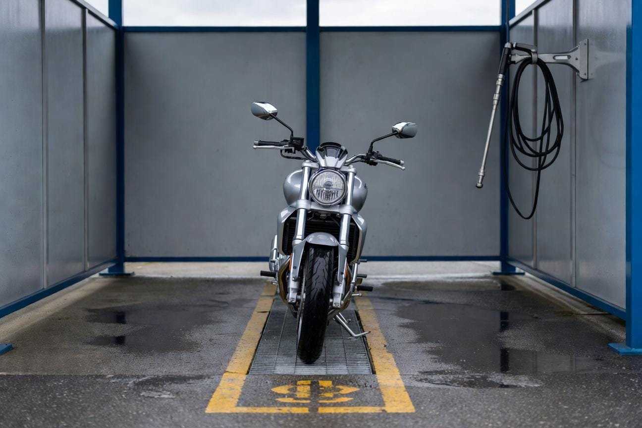 Jak umyć motocykl bez szkody dla lakieru i elektroniki