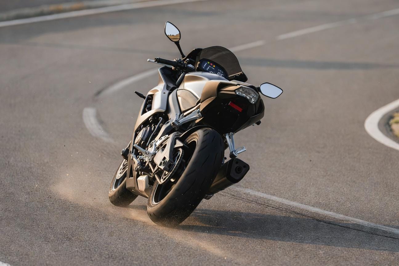 Kontrola trakcji w motocyklu: jak działa i jak dobrać ustawienia do warunków