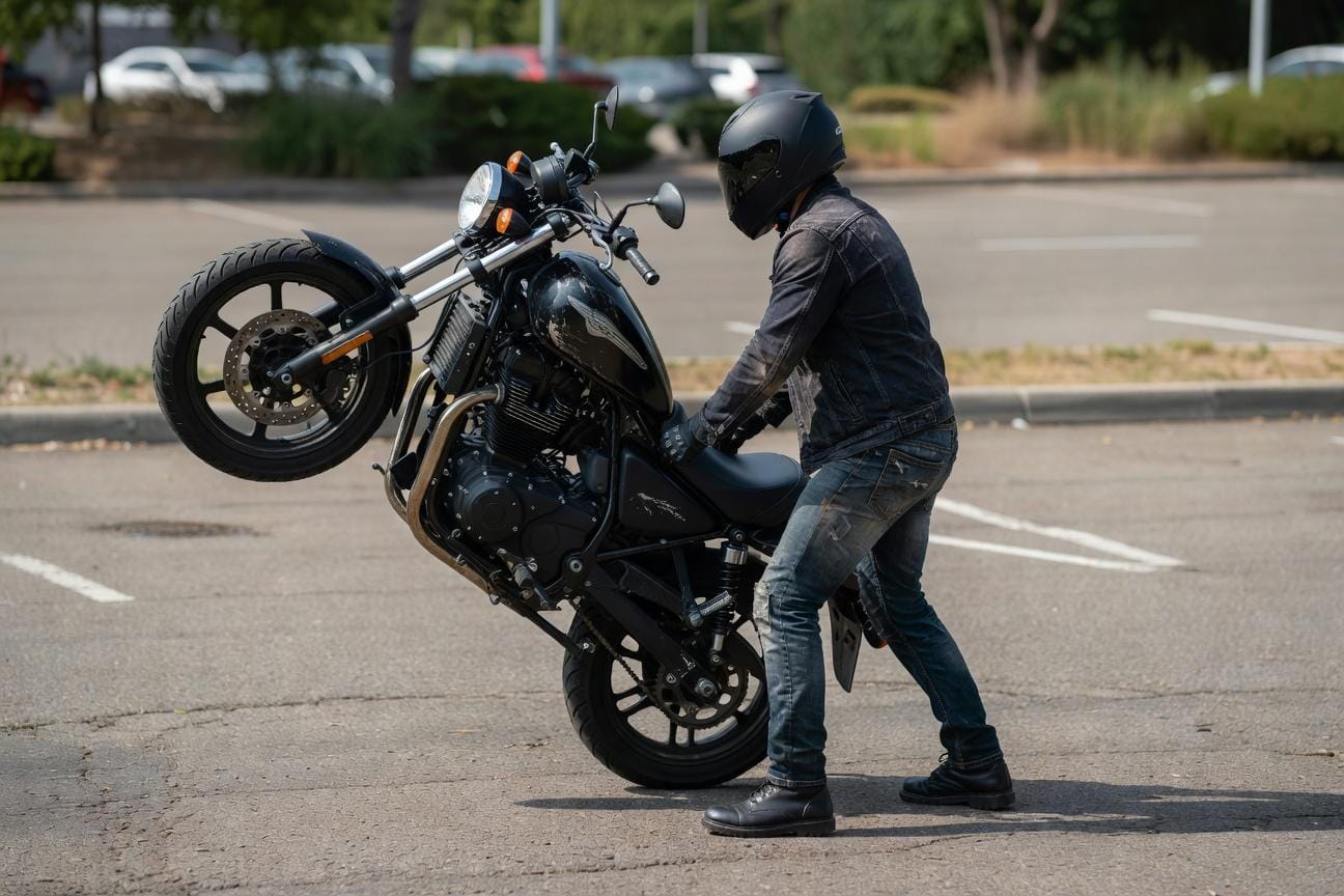 Manewry parkingowe ciężkim motocyklem: techniki bez siłowania się z maszyną