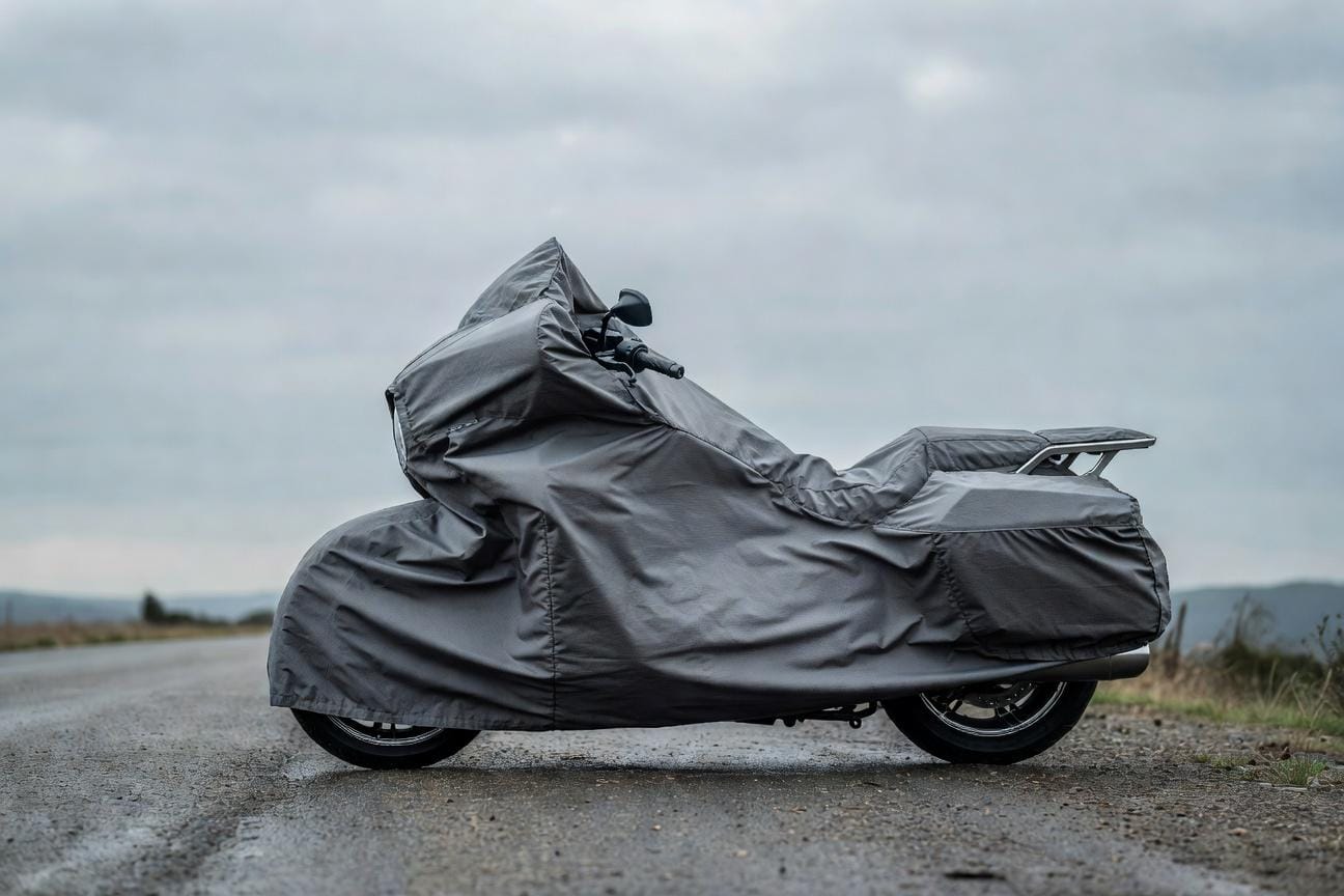 Pokrowiec motocyklowy: jak dobrać materiał i uniknąć zatrzymywania wilgoci