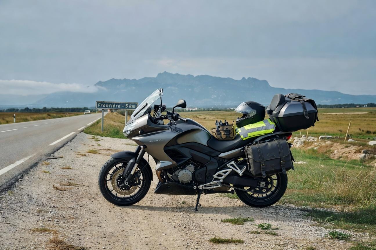 Przekraczanie granic motocyklem: dokumenty, wyposażenie i praktyczne przygotowanie